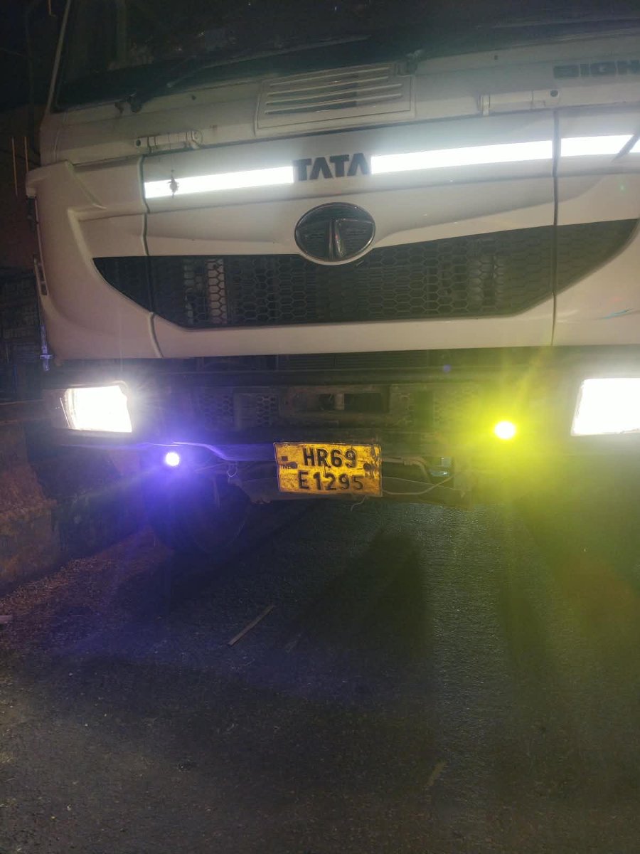 Deepadi11's tweet photo. #Delhi मंगोल पूरी में ये ट्रक नंबर HR69E1295 ने गाडी को टकर मारी और फिर वहा से भाग गया मालीक को कोल करने पर कहता है जो करना है कर लो  कोई है ?जो येसे लोगो पर कार्यवाही करे कीसी की जान जा रकती ऐसे हादसे में @dtptraffic @DelhiPolice @DCPWestDelhi help https://t.co/HgWivgwQas