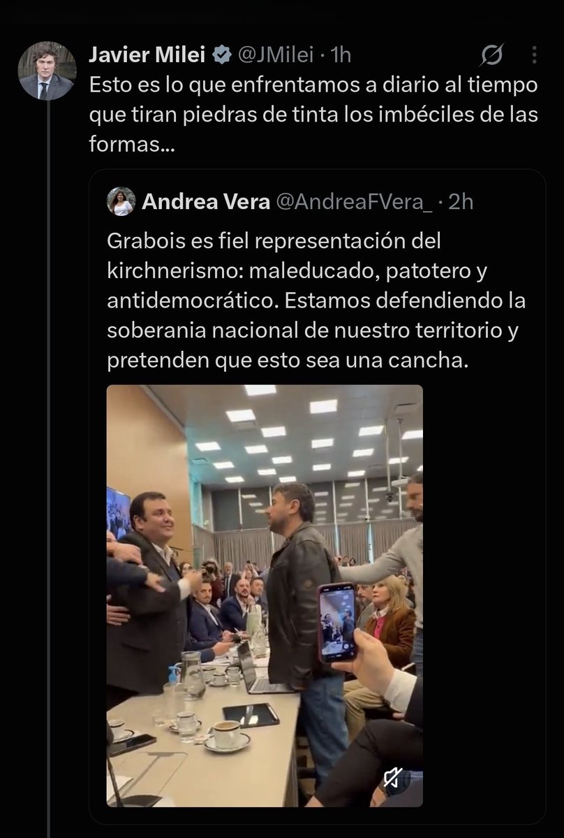 FabianWaldman's tweet photo. Fuerte enojo en el bloque libertario con Javier Guzman, desde que se conocío que él inició la pelea con Juan Grabois.
Al rato todo el bloque violeta bajó el tono y no interrumpió más a  los opositores. 
Pero no le avisaron al Presidente. https://t.co/ZrSYNdhHKX