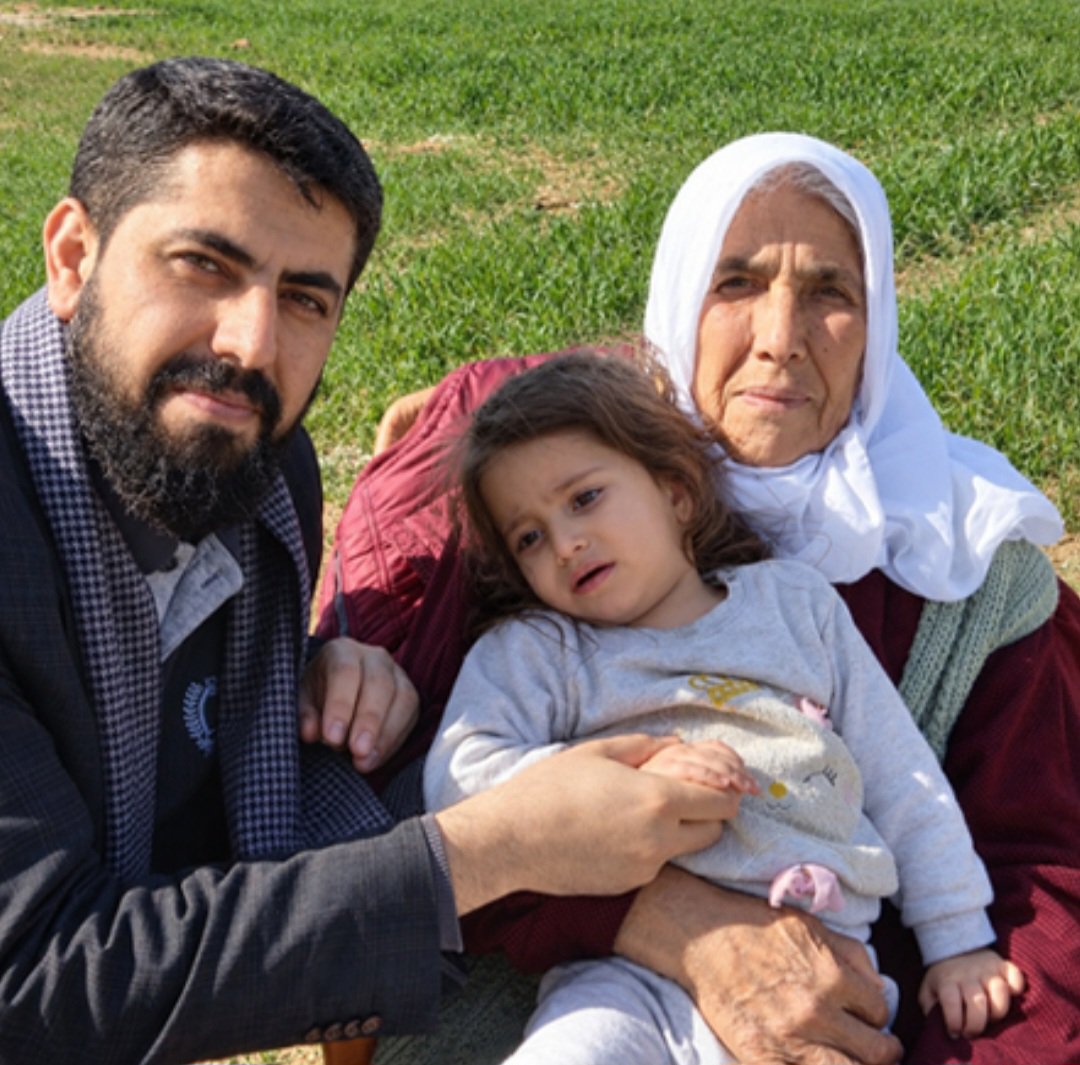 Kesintisiz_FH's tweet photo. HUKUKSUZ TUTUKLULUĞU DEVAM EDEN FURKAN HAREKETİ MENSUBU RECEP KARDAŞ’IN FELÇLİ ANNESİ VEFAT ETTİ!

Furkan Hareketi mensubu Recep Kardaş’ın felçli ve bakıma muhtaç annesi ahirete irtihal etti. 

Van Erciş Cezaevi’nde hukuksuz tutukluluğu devam eden Recep Kardaş, annesinin son günlerinde yanında olamadığı gibi, şimdi de annesine karşı son vazifesini yerine getirememenin ve ailesinin yanında olamamanın yaşattığı ağır mağduriyetle karşı karşıya bırakıldı. 

İnnâ lillâhi ve innâ ileyhi râciûn.

Merhumeye Allah’tan rahmet, Recep Kardaş ve ailesine sabır ve başsağlığı diliyoruz.