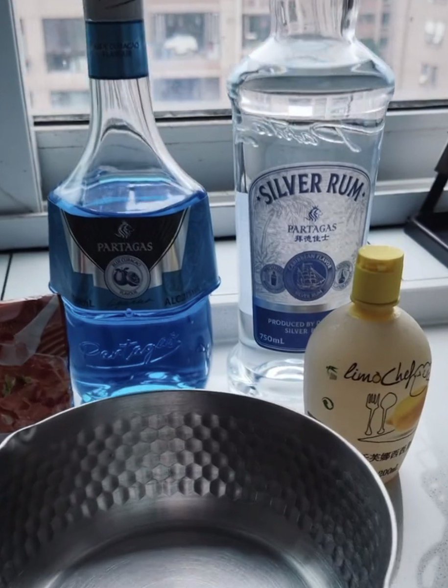 StellaluvQiyu's tweet photo. Found a video on how to make Qiyu’s cocktail. Ingredients used: Blue Curaçao Liqueur, Silver Rum, Lime Juice, Agar-Agar Red Powder

Send this to someone of age with troubled intelligent level before they put under-researched things in their mouth🥺 
Xhs ID：625934143 
#rafayel https://t.co/pVC1slZesw