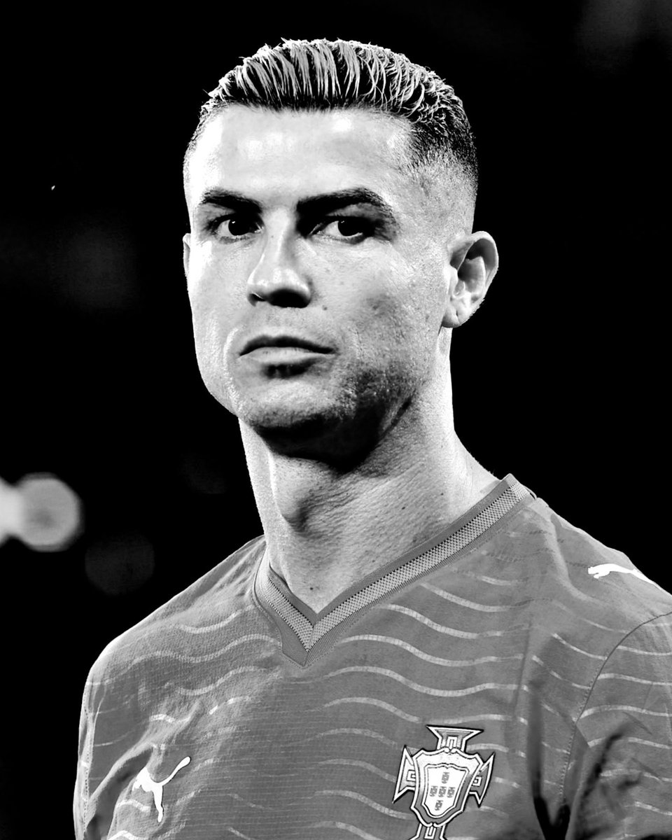 RM4Arab's tweet photo. مؤلم أن تصل الحكاية إلى هنا.. 💔🇵🇹

كريستيانو رونالدو لم يكن مجرد لاعب ارتدى قميص البرتغال، لقد حمل اسم بلاده إلى كل بقعة في العالم، حطّم الأرقام، صنع التاريخ، وبقي حاضرًا مع المنتخب لأكثر من عقدين.

قد تختلف معه، قد ترى أن الزمن تغيّر وأن المنتخب بحاجة إلى مرحلة جديدة.. لكن هناك فارقًا كبيرًا بين اتخاذ قرار فني وبين أن يشعر أعظم لاعب في تاريخ البرتغال بأنه لم يعد يُعامل بالمكانة التي صنعها بسنوات من التضحية والإنجازات.

اليوم يغادر رونالدو المعسكر وسط كل هذا الجدل..

الأساطير لا تطلب أن تلعب إلى الأبد، لكنها تستحق أن تُعامل حتى اللحظة الأخيرة بما يليق بتاريخها. 🇵🇹🐐