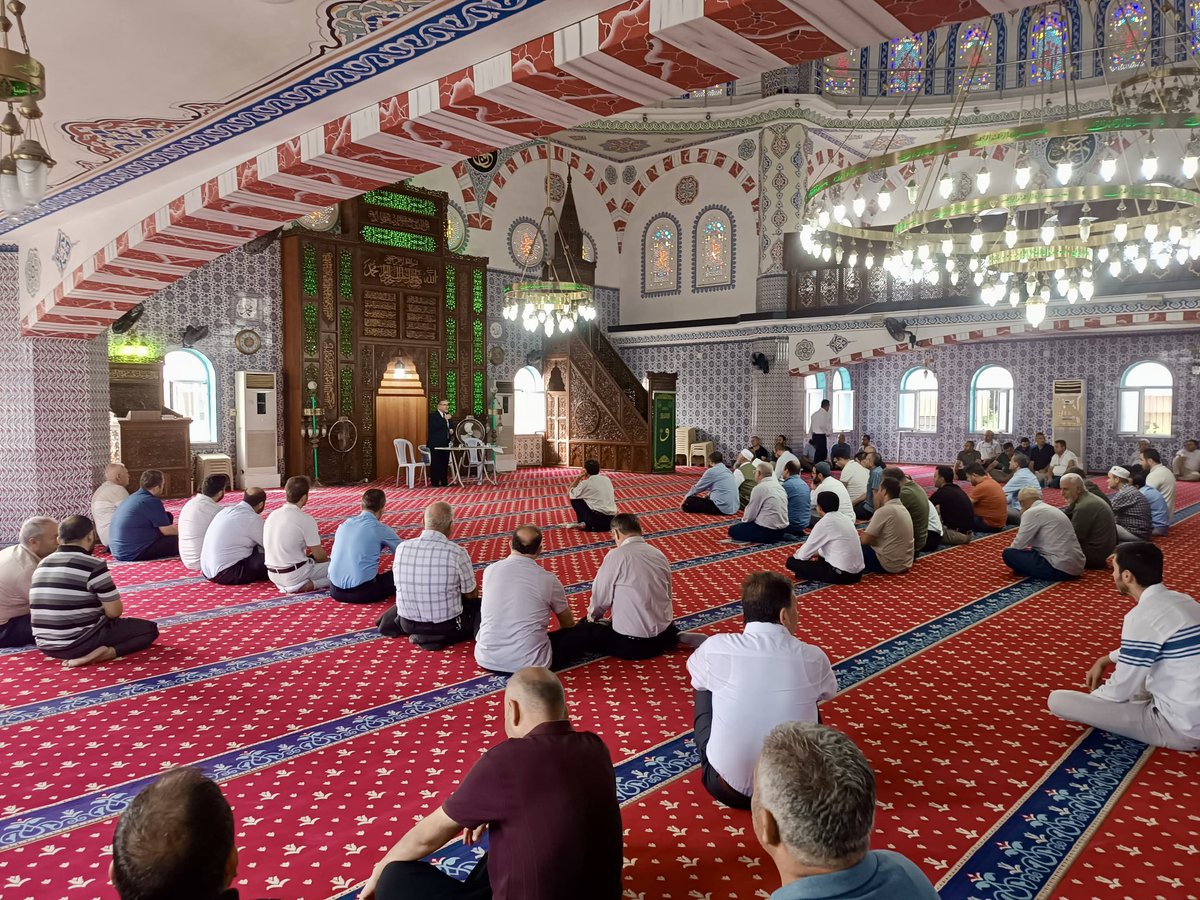 celaleddin_gul's tweet photo. TOROSLAR’DA DİN GÖREVLİLERİYLE MUTAT TOPLANTIDA BULUŞTUK 

Mil-Diyanet Sen Genel Başkanı Celaleddin Gül ve heyeti, Toroslar İlçe Müftülüğü mutat personel toplantısına katılarak ilçede görev yapan din görevlileriyle bir araya geldi. Toplantıda din hizmetlerinin sahadaki durumu, din görevlilerinin karşılaştığı sorunlar ve güncel mesleki konular üzerine değerlendirmelerde bulunuldu.

Sendikal faaliyetlerin tanıtıldığı ve din görevlilerinin görüş ve beklentilerinin de dinlendiği buluşmada, sahada yürütülen hizmetlerin daha etkin ve verimli şekilde sürdürülebilmesi için karşılıklı fikir alışverişinde bulunuldu. Program, samimi bir atmosferde gerçekleşen sohbet ve değerlendirmelerin ardından sona erdi.

Mil-Diyanet Sen
Genel Merkezi
#diyanet
#mersin
