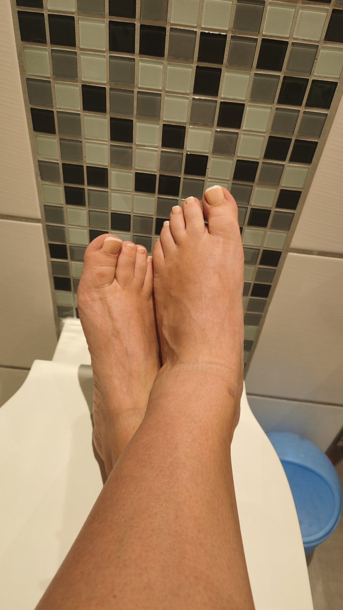 MissInablond's tweet photo. 10 Stunden hinter mir. Füße geschwollen und wollen verwöhnt werden. 

Los spritz drauf, vielleicht hilft es ja. 

#footlover #footsub #findom https://t.co/rP9plord7s