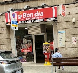 jomateix_jo's tweet photo. Foto d'avui, al carrer Lluís Companys, al centre de Lleida. barri de l' Escorxador. Supermercat regentat per un  paquistanès que acaba d'obrir les portes:
- Està a 70 metres d'un Mercadona i d'establiment bonÀrea, per la qual cosa al paquistanès no hi entra NINGÚ a comprar.
- El paquistanès és el que es veu a la foto assegut al banc. Allí es passa tot el dia, amb una mà al mòbil i l' altra rascant-se els peus.
- El local NO té aire condicionat, només un ventilador, apagat.
- Com es veu a la foto a l' interior no hi ha pràcticament llum, un sol llum per tota la botiga.
- Al rètol hi posa que venen productes "españoles rumanos, latinos, paquistaníes y marroquíes"...
- Un establiment comercial que acaba d'obrir i es veu claríssim que no factura pràcticament res no es sotmet a cap inspecció de la @paerialleida, @Agencia_Tributa @treballcat @policia ? Si l'hagués obert jo ja m'haurien inspeccionat tots perquè es veu claríssim que fer de botiga de queviures NO és el seu negoci.
@paerialleida
@CiutadansLleida
@UndeLleida
@TerresLleida_AC
@BisLetja
@Furo2Ponent
@JoanTerre
@RSenalle
@Lleidaronya 
@riverolavic