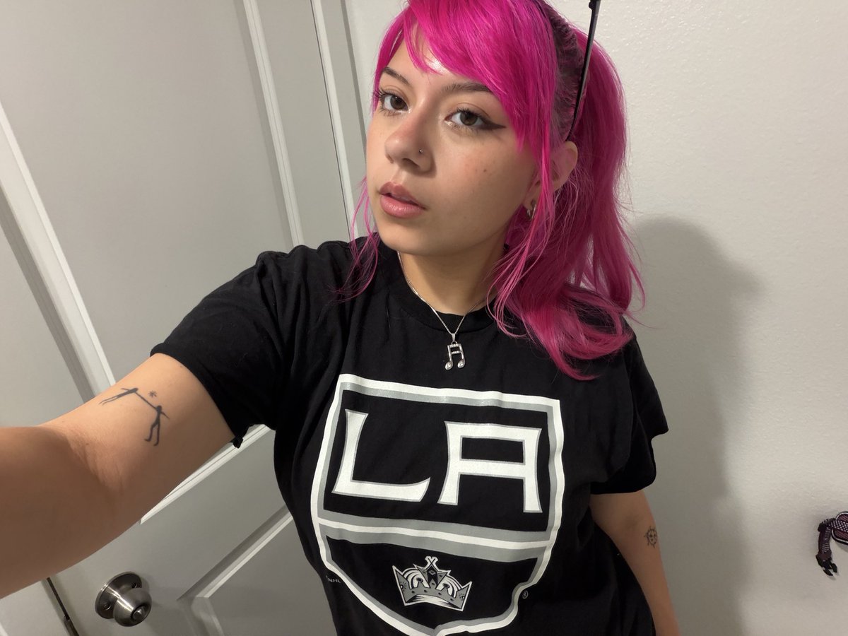 cryinginbeisbol's tweet photo. happy game day kings fans!!! 👑🖤 https://t.co/2QDfnVxB1R