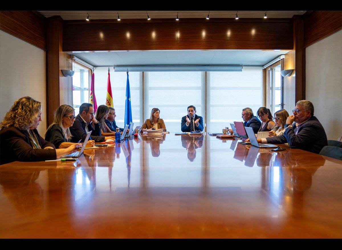 JoseMartinBuroM's tweet photo. Frente a las promesas incumplidas del PSOE, en el PP demostramos ser un partido serio centrado en la gestión y los problemas reales de los castellanomanchegos. 

Planificamos en las Cortes semanas de trabajo intenso porque el cambio y progreso de la región pasan por @paconunez_ https://t.co/yH05V4xYwA
