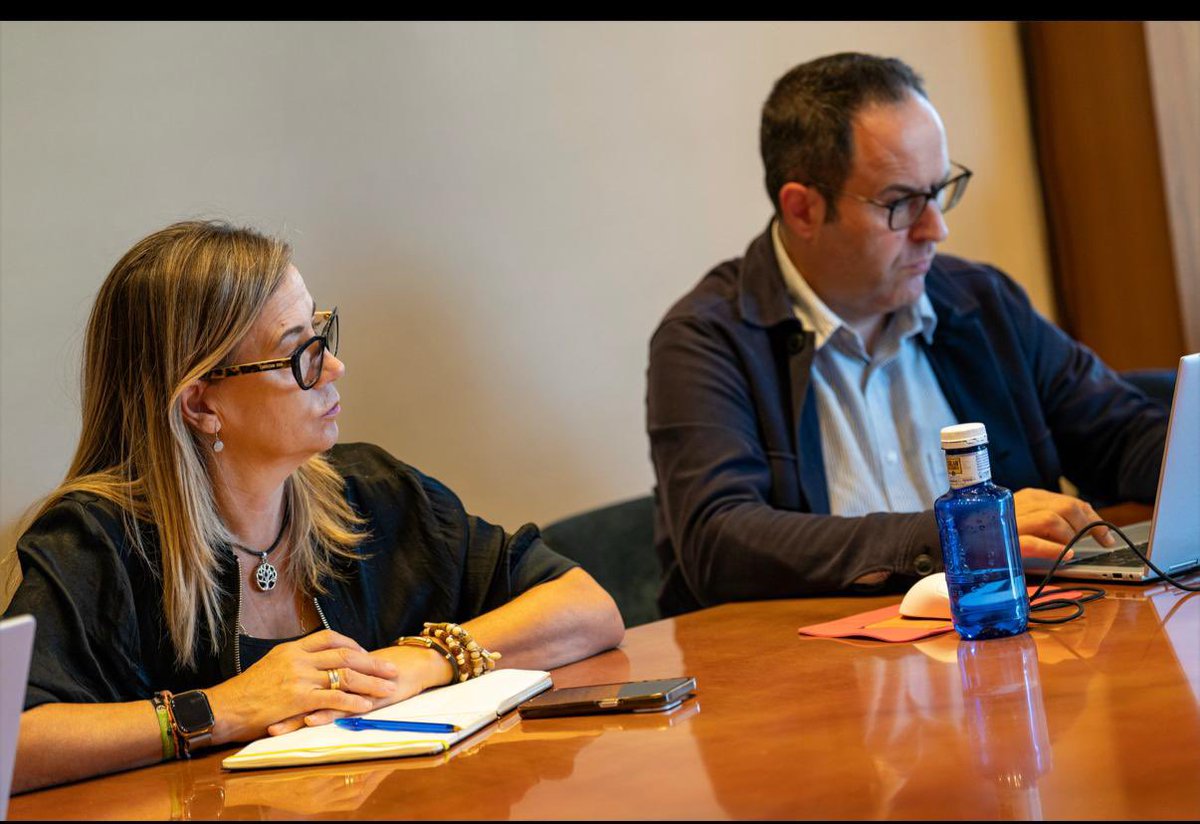 JoseMartinBuroM's tweet photo. Frente a las promesas incumplidas del PSOE, en el PP demostramos ser un partido serio centrado en la gestión y los problemas reales de los castellanomanchegos. 

Planificamos en las Cortes semanas de trabajo intenso porque el cambio y progreso de la región pasan por @paconunez_ https://t.co/yH05V4xYwA