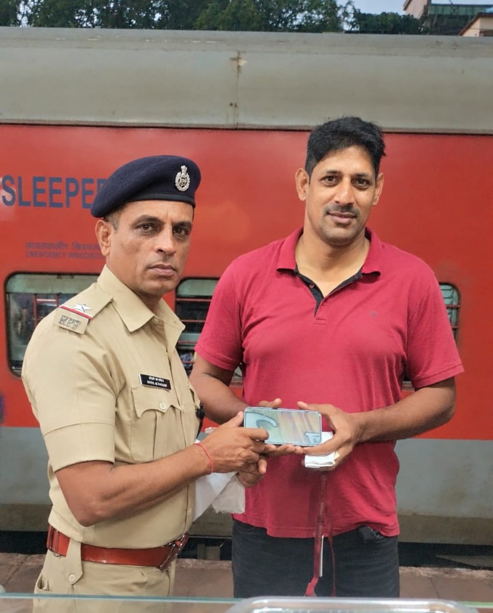 KonkanRailway's tweet photo. #OperationAmanat | RPF Ratnagiri recovered an iPhone 13 Pro Max worth ₹70,000 from Train No. 12431. Handed over to the passenger after verification by ASI Atul Yadav/Ratnagiri. The passenger appreciated the prompt assistance.

#SadarSeva https://t.co/eGL5OCmS2r