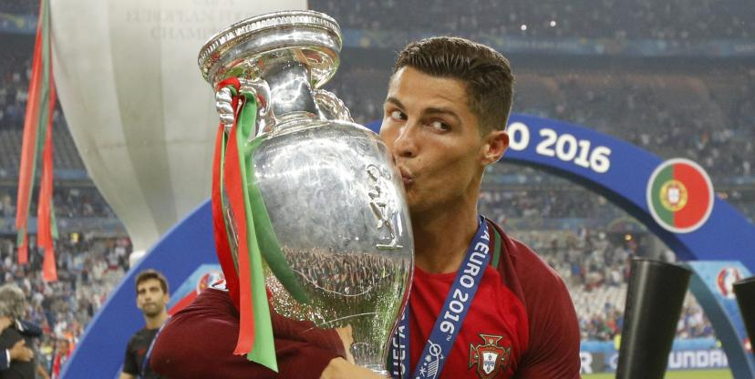 ArobaseGiovanny's tweet photo. Merci Cristiano Ronaldo.

Merci pour tout.

Ton nom sera à jamais lié au Portugal, à tout ce que tu as fait pour nous.

L'Euro 2016, le premier titre de l'histoire.

J'aurai aimé que ça se termine différemment, mais avant l'annonce officielle de ta retraite internationale je voulais te dire merci.

Merci, merci, merci.