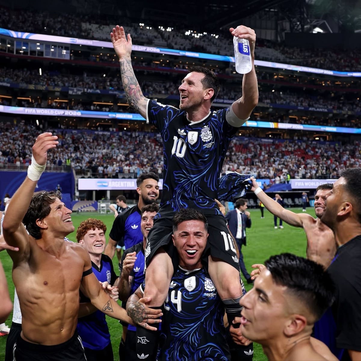 CrewsMat10's tweet photo. The difference between how Messi and Ronaldo left their respective national team. 😭 https://t.co/3Nv2L2QNtd