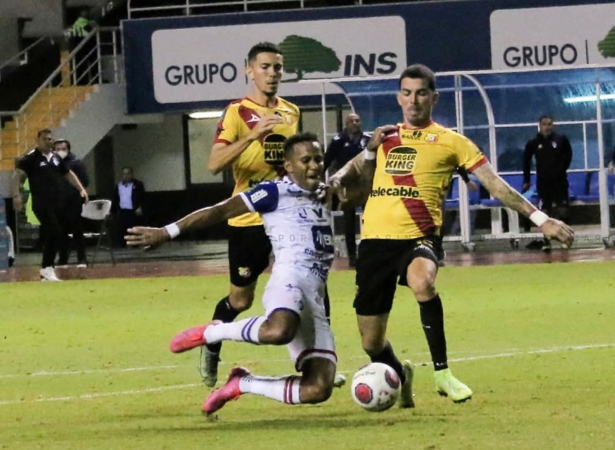 olivercartago's tweet photo. Lo que grité este gol no tuvo sentido. Ese día no tengo dudas de que se me escuchó en todo el barrio.
Fue como “este equipo tiene demasiados huevos, vamos a salir campeones”.
El de Campos fue gritado, pero lo que hacía era llorar. 😂 https://t.co/S0sZtQRdW2