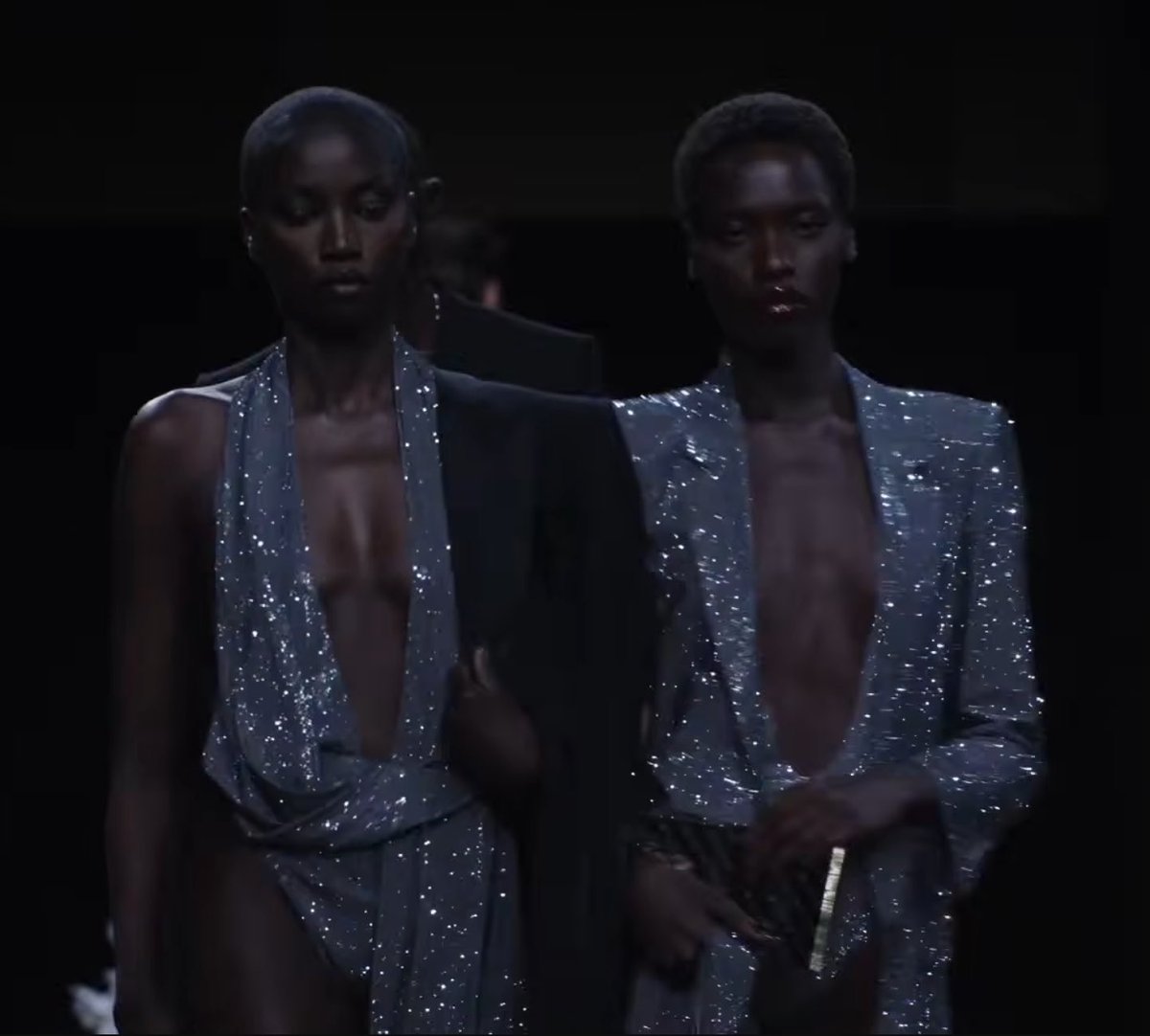 awayinskies's tweet photo. the angels you see at the gate of heaven #tomfordss27 https://t.co/QcsvEqt1ie
