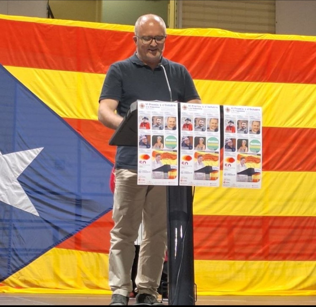 REvolucionemNos's tweet photo. 📢📌 Avui s'ha celebrat l'acte  VI Premis 1 d'Octubre a la trajectòria, amb un reconeixement i record a la nostra companya i cofundadora #BlancaSerra. 
El nostre company i també cofundador de #RE, en @tonialba ha recordat la Blanca i la seva empenta. 
Després de ridiculitzar la democràcia espanyola fent un joc de cartes amb el públic ens deixa el missatge: ..."avancem de manera sincronitzada cap a la  #Independència". 

Per molts anys #ToniAlbà per aquest reconeixement a la trajectòria als Països Catalans. #REvolucionemNos❗