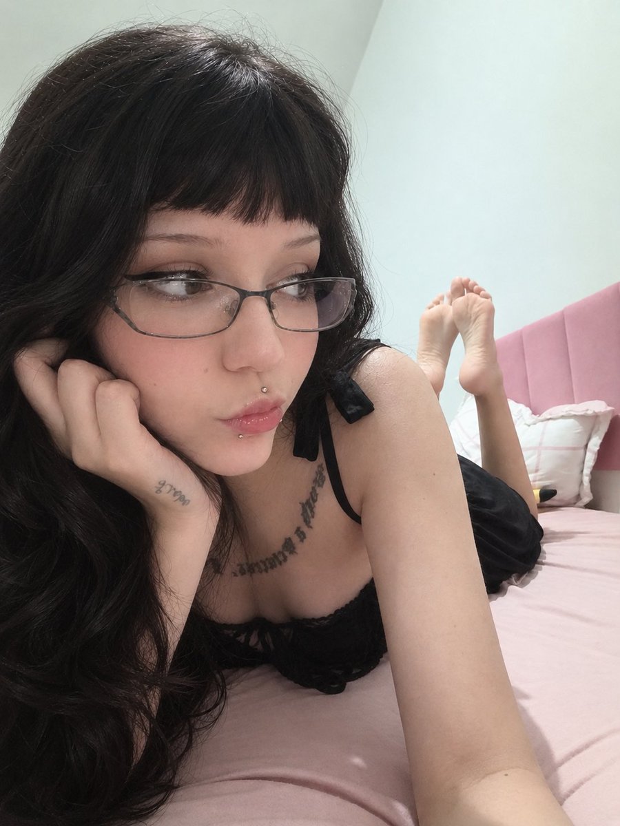BelleSuccubus's tweet photo. Profissional em acabar com sua mente 🫴 https://t.co/WcGF5pnjFy