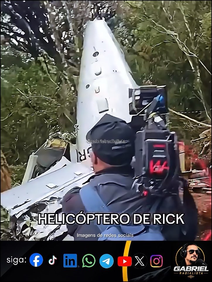 The image shows wreckage of a helicopter (with partial "R" lettering visible) crashed in a wooded area, with a person in a black cap and backpack holding camera equipment, captioned "HELICÓPTERO DE RICK" — relating to the recent crash that killed singer Rick and others in the Santa Catarina mountains.