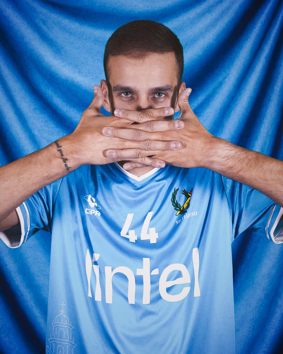 sdteucro's tweet photo. ℚ𝕌𝔼 𝕋𝔸𝕃 ℕ𝕆𝕊 ℚ𝕌𝔼𝔻𝔸? 😎💙

A nova camiseta xa ten protagonistas. Que che parece?

Deixámosche que a valores ti nos comentarios 👇

#TeucroLintel #ARenacenza #SerOQueSomos https://t.co/sxdd1eiZQt