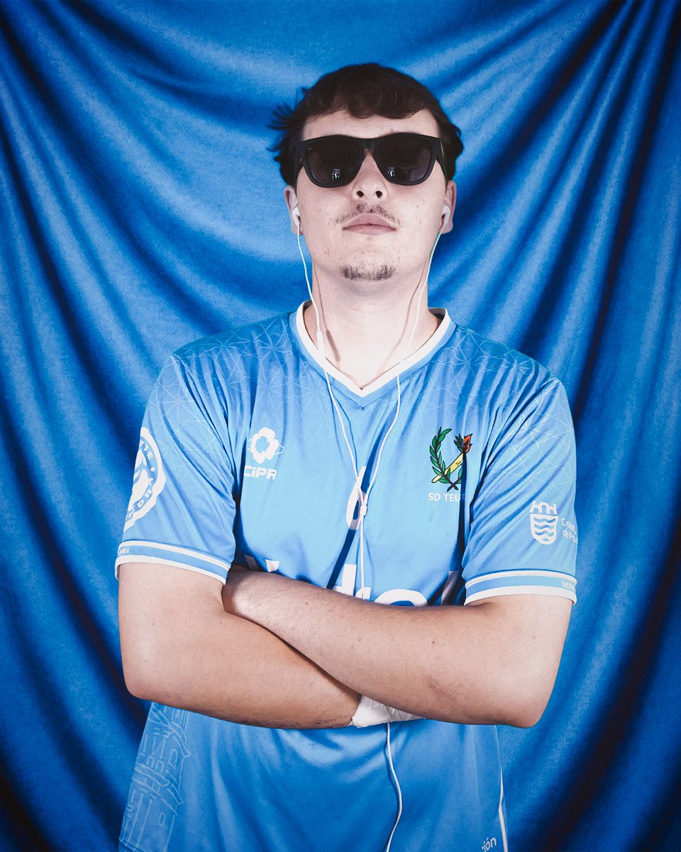 sdteucro's tweet photo. ℚ𝕌𝔼 𝕋𝔸𝕃 ℕ𝕆𝕊 ℚ𝕌𝔼𝔻𝔸? 😎💙

A nova camiseta xa ten protagonistas. Que che parece?

Deixámosche que a valores ti nos comentarios 👇

#TeucroLintel #ARenacenza #SerOQueSomos https://t.co/sxdd1eiZQt