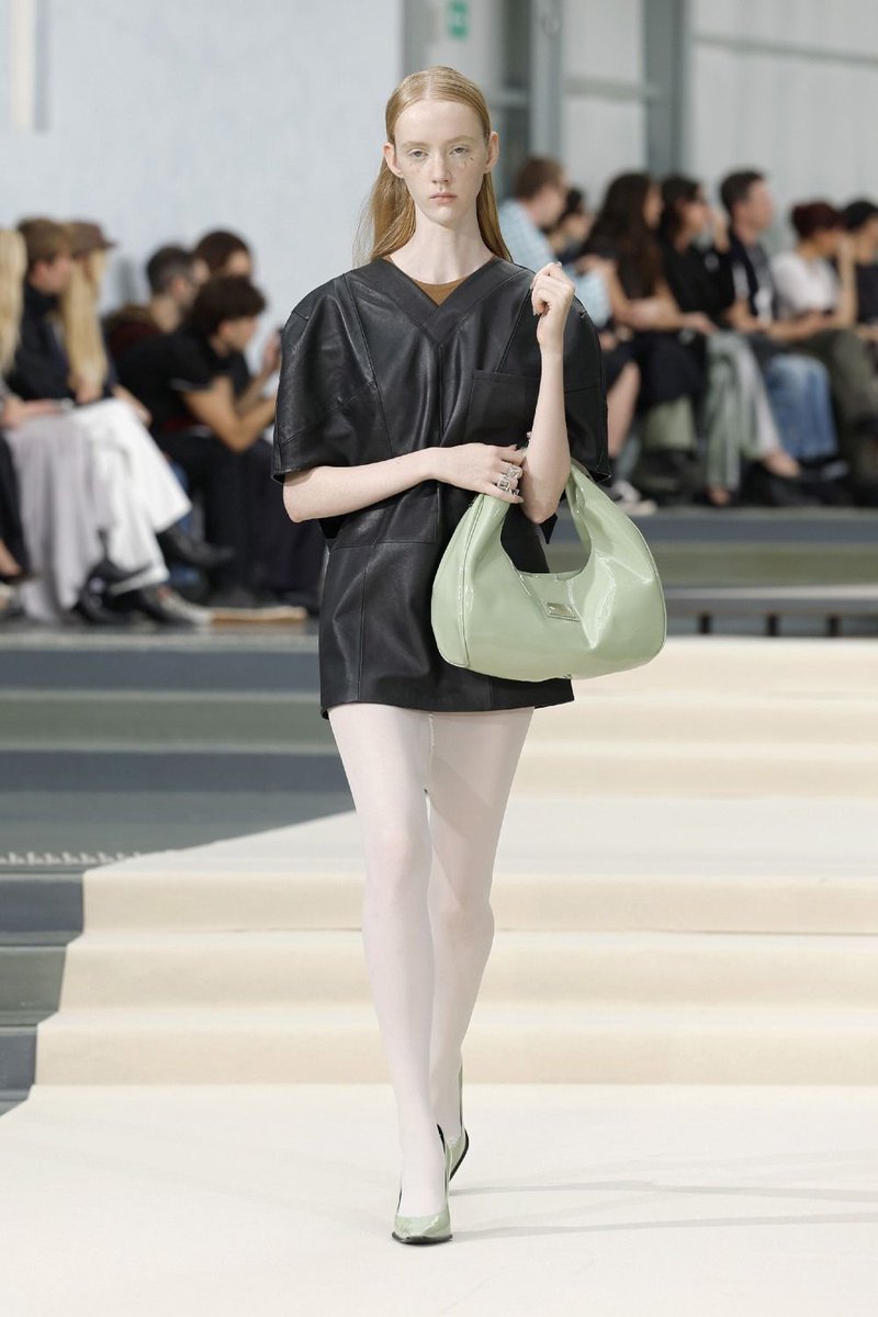 Neo2_Magazine's tweet photo. La gravedad y la ropa real han protagonizado el desfile de la ganadora de LVMH 2026, Julie Kegels. Una colección donde había lentejuelas que no solo decoraban con efecto caída. https://t.co/jDE0yBYId3 https://t.co/S0fs3u3YWD
