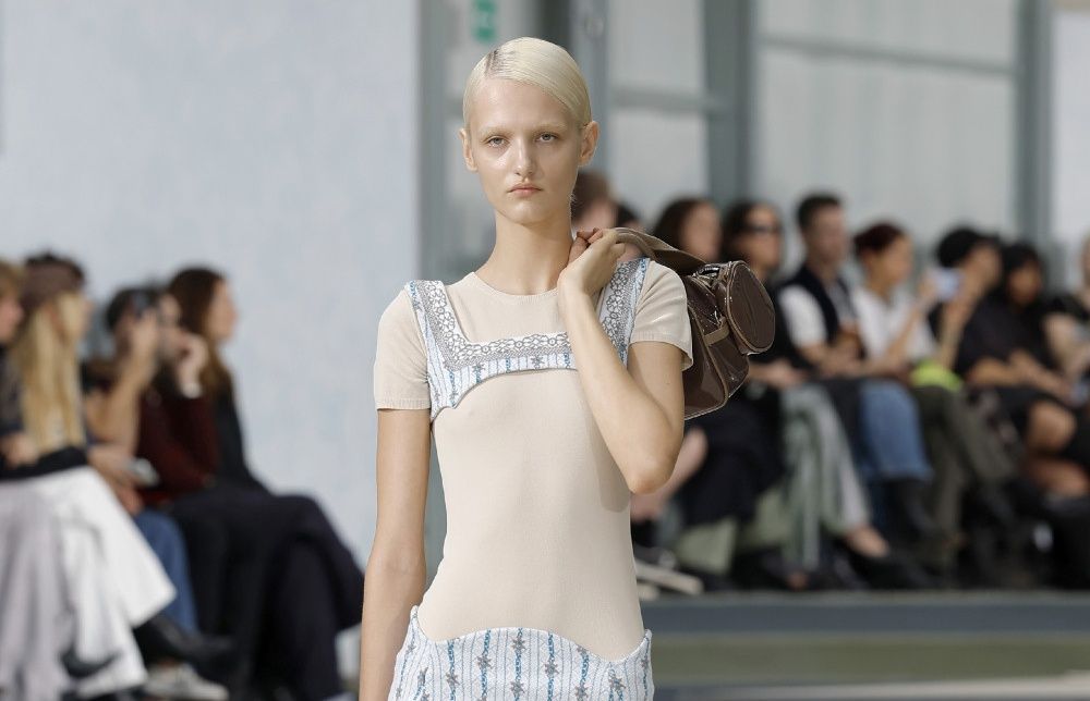 Neo2_Magazine's tweet photo. La gravedad y la ropa real han protagonizado el desfile de la ganadora de LVMH 2026, Julie Kegels. Una colección donde había lentejuelas que no solo decoraban con efecto caída. https://t.co/jDE0yBYId3 https://t.co/S0fs3u3YWD