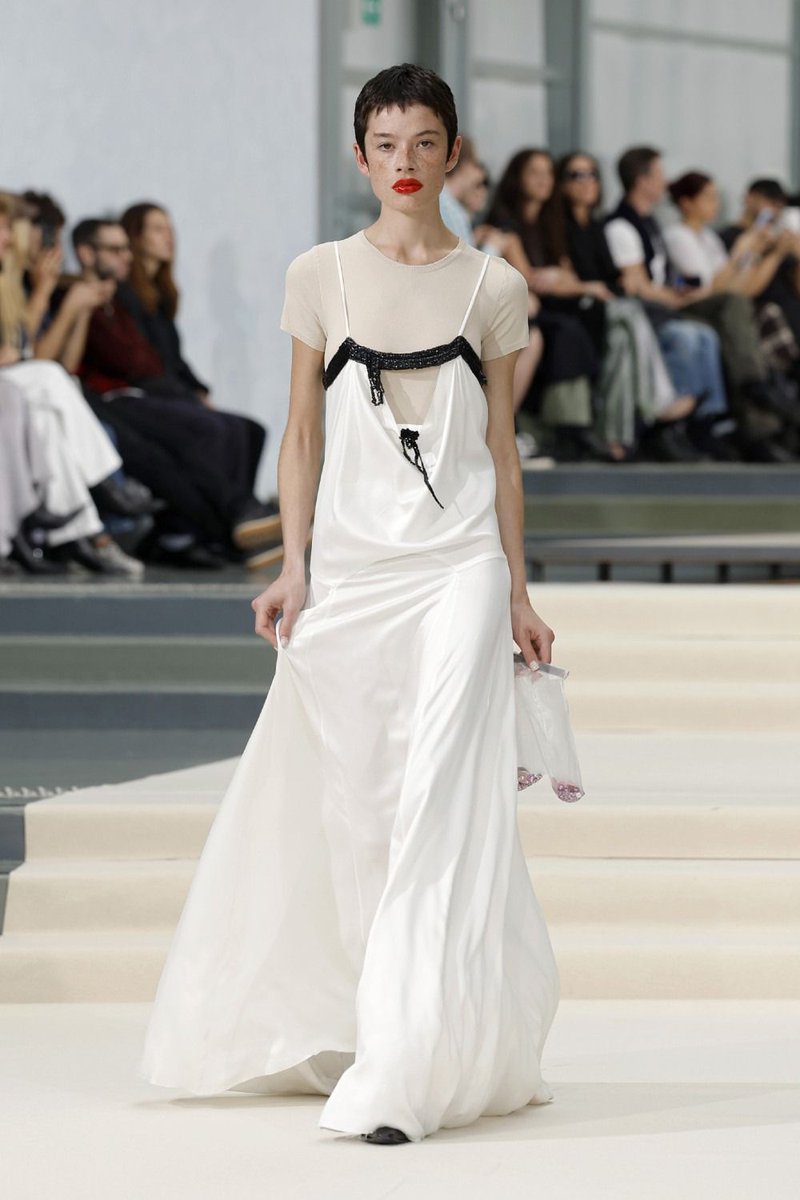 Neo2_Magazine's tweet photo. La gravedad y la ropa real han protagonizado el desfile de la ganadora de LVMH 2026, Julie Kegels. Una colección donde había lentejuelas que no solo decoraban con efecto caída. https://t.co/jDE0yBYId3 https://t.co/S0fs3u3YWD