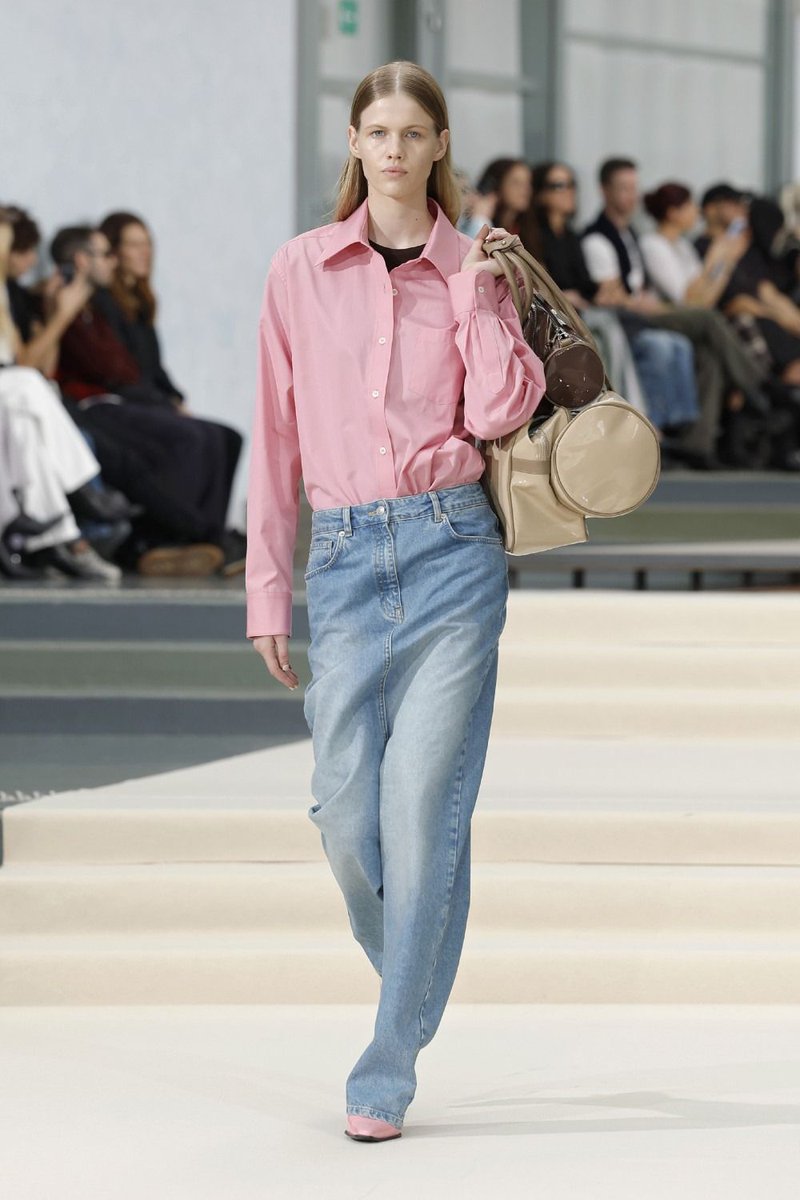 Neo2_Magazine's tweet photo. La gravedad y la ropa real han protagonizado el desfile de la ganadora de LVMH 2026, Julie Kegels. Una colección donde había lentejuelas que no solo decoraban con efecto caída. https://t.co/jDE0yBYId3 https://t.co/S0fs3u3YWD