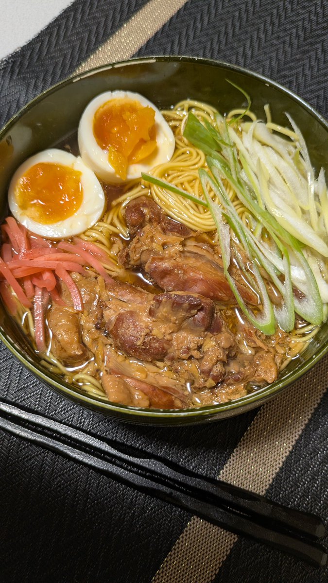 hitori_gohan69's tweet photo. おはようございます♪　今朝の…
#朝ごはん　#ヘルパー　#朝ラー
　　手羽元煮を使った鶏ガラ
　　　　ラーメン🍜
味玉🐣、長ネギ、紅しょうが…

　　　良き木曜日を〜💫
　　#五木ラーメン中華麺 https://t.co/lFTxBpX90k
