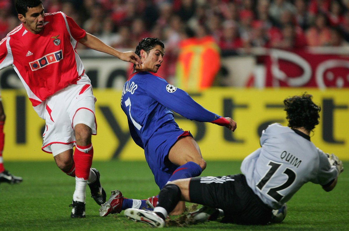 ViolinistadaLuz's tweet photo. É tudo muito bonito, mas a questão mais importante… Quando é que o Benfica volta a jogar? 

Fotografia do SL Benfica 2 x 1 Manchester United, 2005, Liga dos Campeões.

Noite em que o United de Ferguson e do Homelander7 foram de vela da UCL. https://t.co/RnpqYgEb5C