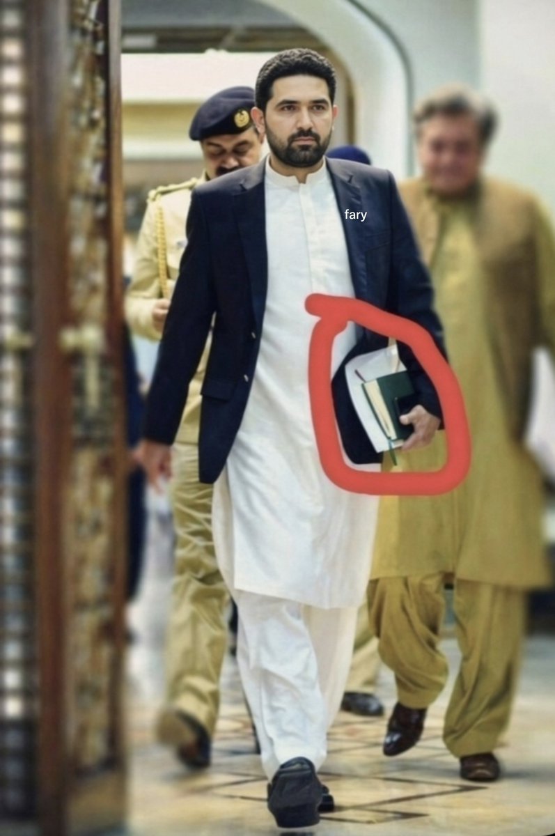 heyFary's tweet photo. wo jab Cm house chorh kar nikla toh haath main bas ek dairy thi 💔😭
@SohailAfridiISF https://t.co/Y9nx5hjMVB