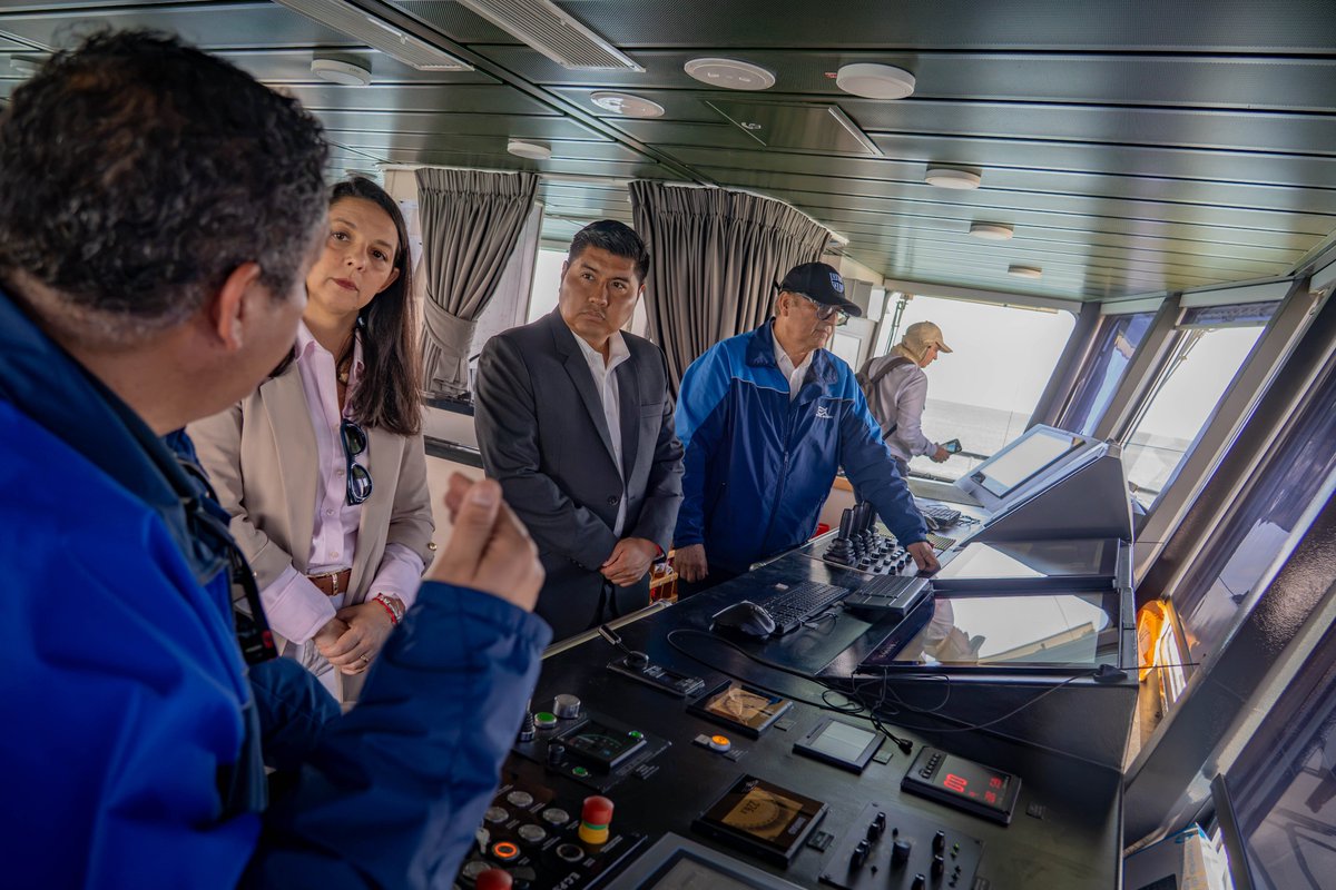 GoreAyP's tweet photo. 🚢Autoridades regionales visitaron el buque científico "Dra. Barbieri" en Arica para evaluar el impacto de El Niño y el calentamiento costero en la pesca de la anchoveta. 🐟 La ciencia es clave para proteger al sector. 🌊 

Más info en: https://t.co/JvapT17kgT https://t.co/FjmVYHKdR5