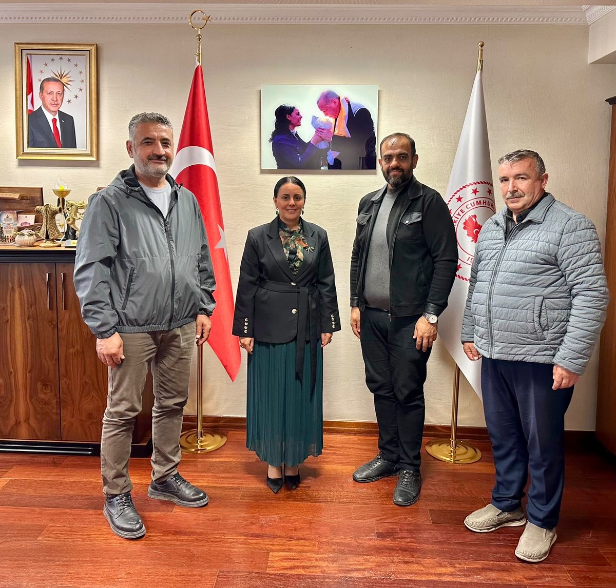 hatice_atan73's tweet photo. 🇹🇷 Gazilerimiz;
Kahramankazan 15 Temmuz Şehit ve Gazi Aileleri Dernek Başkanı Cafer Akın ve Yönetim Kurulu, 

📌Terörsüz Türkiye Platformu Başkanı Turgut Lenk, 

📌Gazi annesi Ayşe Çiçek teyzemiz ile Bakanlığımız da bir araya geldik.

Şehitlerimizin aileleri ve gazilerimiz milletimizin en değerli emanetidir.

Nazik ziyaretleri için kendilerine teşekkür ediyorum.
Sağ olsunlar, var olsunlar.
