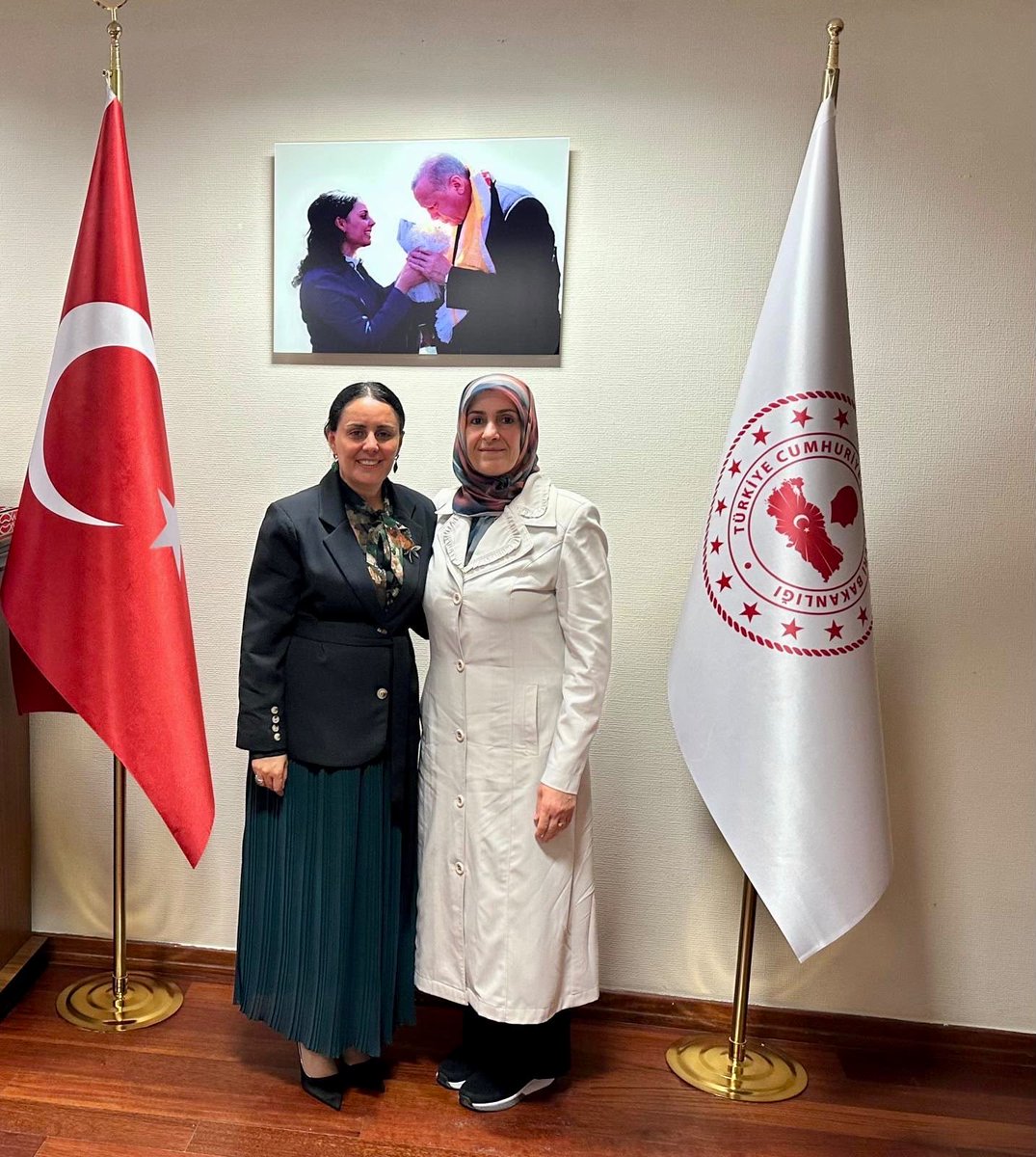 hatice_atan73's tweet photo. 🇹🇷 Gazilerimiz;
Kahramankazan 15 Temmuz Şehit ve Gazi Aileleri Dernek Başkanı Cafer Akın ve Yönetim Kurulu, 

📌Terörsüz Türkiye Platformu Başkanı Turgut Lenk, 

📌Gazi annesi Ayşe Çiçek teyzemiz ile Bakanlığımız da bir araya geldik.

Şehitlerimizin aileleri ve gazilerimiz milletimizin en değerli emanetidir.

Nazik ziyaretleri için kendilerine teşekkür ediyorum.
Sağ olsunlar, var olsunlar.