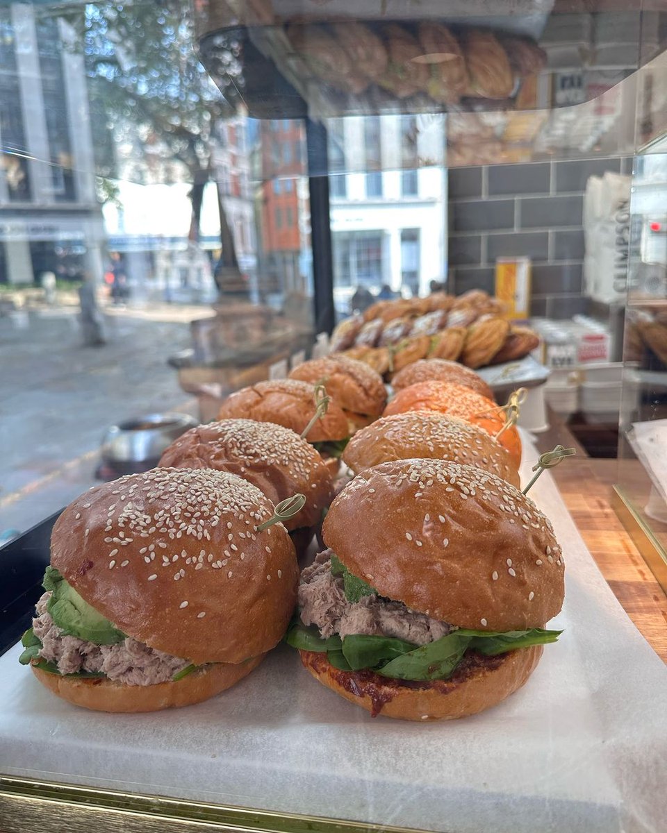 Lucy198856's tweet photo. This is an interesting combination; I think it's much healthier than a fried chicken leg burger. https://t.co/0HCzjGnfm9