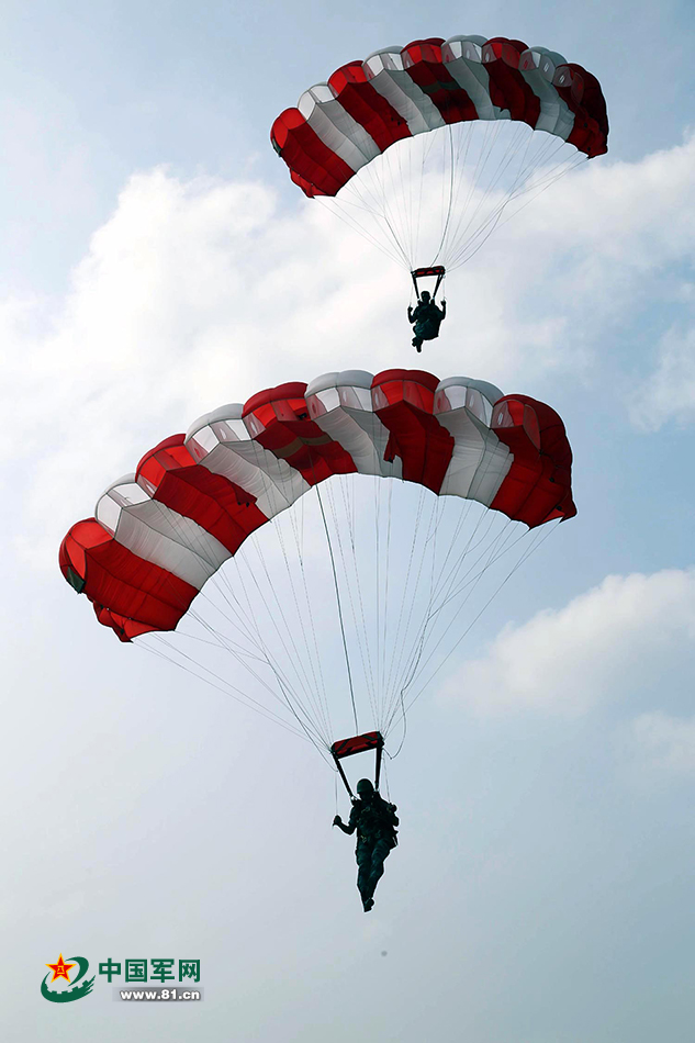 npw_princess's tweet photo. I saw a parachute team’s precise formation as they descended, their uniform movements really show the strict control of professional training. https://t.co/QWMxUjMeu1