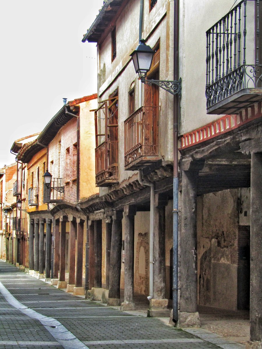ManuelRevilla57's tweet photo. Los soportales de El Burgo de Osma son una verdadera maravilla ...

#Soria @CyLEsVida https://t.co/phv0LIcRFv