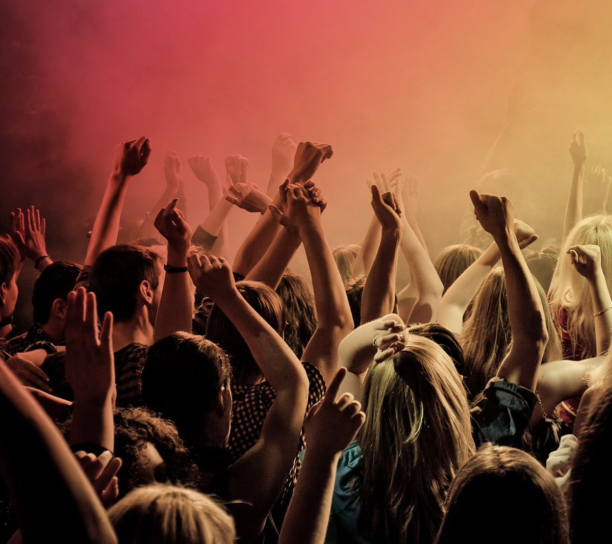 john_flow_0_bfa's tweet photo. [A cool music party with a dog barking, drinks splashing, and people enjoying the fun vibe!]， https://t.co/KlZOTXM9bT