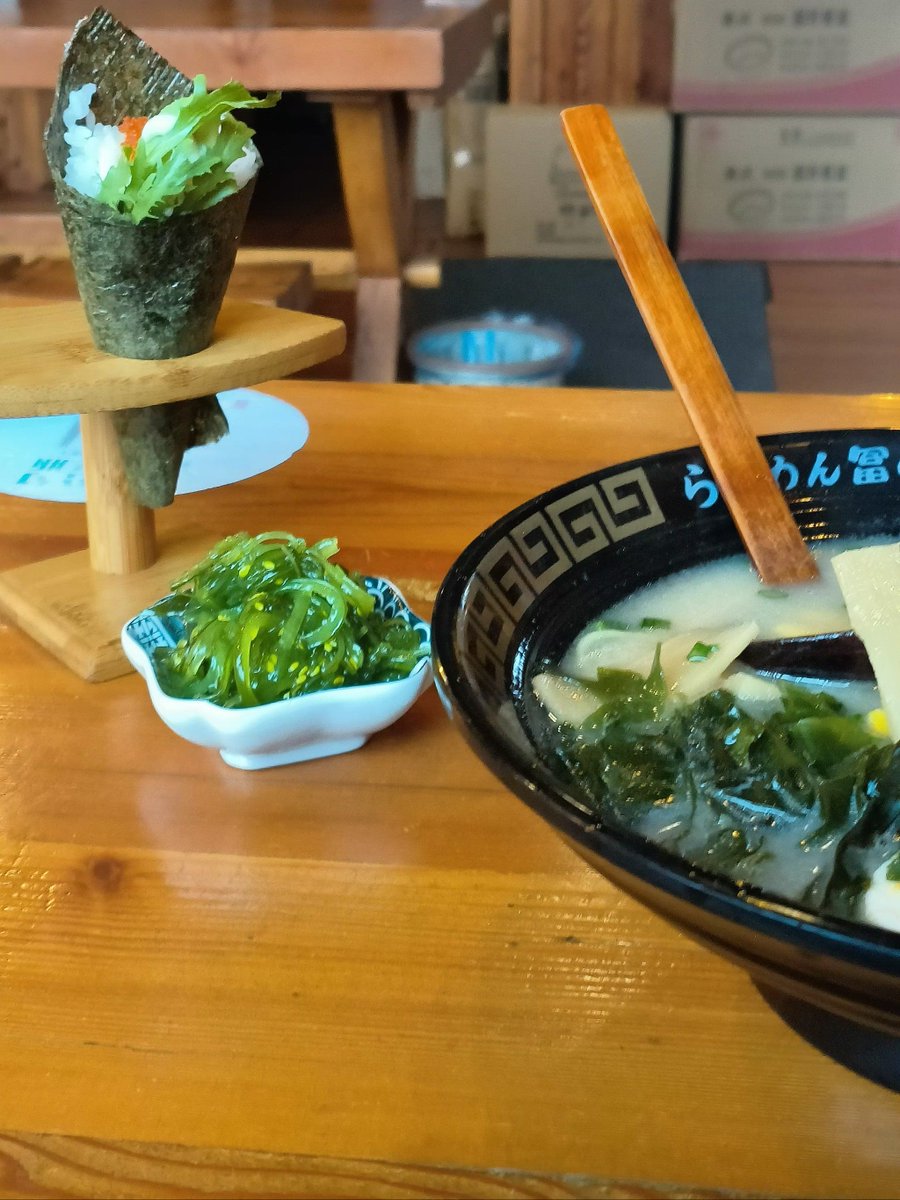 loreenOldffqlr's tweet photo. [En la quietud de la noche, el ramen humeante calienta el alma. El pequeo local mantiene su luz encendida para quienes buscan un poco de calor. ]， https://t.co/T7h75hPVKn