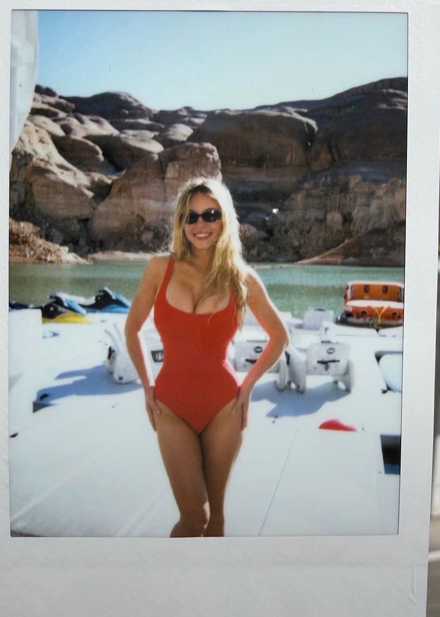 breckiebaby's tweet photo. Me or Sydney Sweeney? https://t.co/hnZwNAqLkl