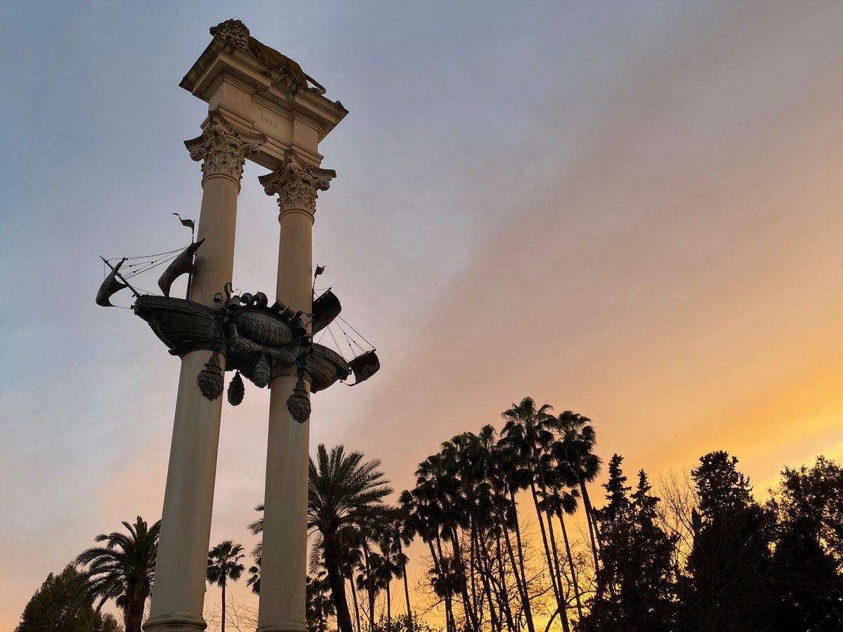 ElizabethAdgrrq's tweet photo. Ruta por Sevilla al atardecer: tapas de jamón ibérico, vistas de la Giralda y brisa cálida que acaricia. Un recuerdo perfecto de la ciudad de colores. https://t.co/poflipiemF