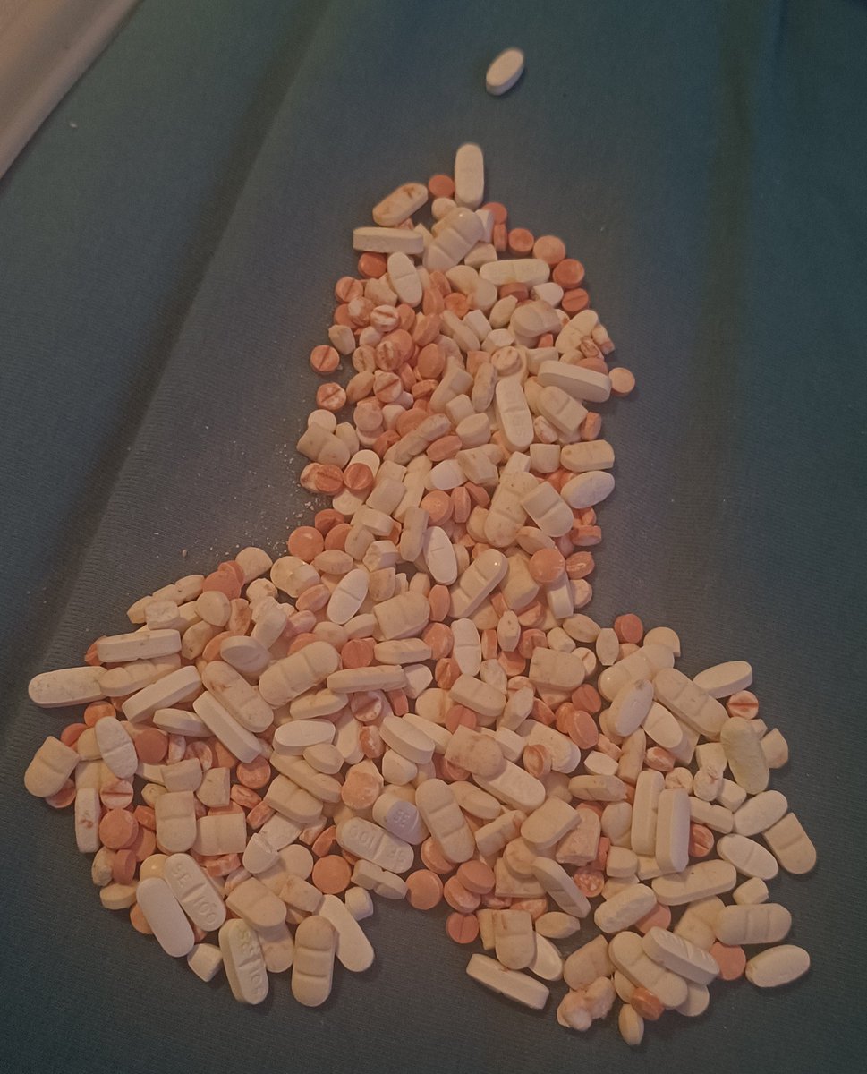 wishmiimell's tweet photo. Is this enough to kill someone?

Orange small pills are Quetiapine 25mg
The rest is mostly Trazodone 150mg
A few pills of Sertraline 50mg

Sorry if any pill names are wrong, I had to google what they're called in English and idk if it's correct. https://t.co/4CV1RQg72e