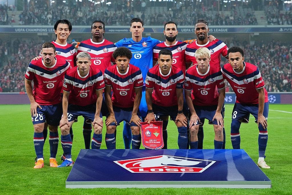 Lillefrenchspp's tweet photo. 🚨 𝗟𝗔 𝗩𝗔𝗟𝗘𝗨𝗥 𝗗𝗨 𝗟𝗢𝗦𝗖 𝗖𝗢𝗡𝗧𝗜𝗡𝗨𝗘 𝗗𝗘 𝗚𝗥𝗜𝗠𝗣𝗘𝗥 ! 📈🔴⚪

Selon Football Benchmark, le LOSC est désormais valorisé à 509 MILLIONS D’EUROS ! 💰🤯

Pour la première fois, les Dogues font leur entrée dans le classement des 32 clubs européens les mieux valorisés, à la 30e place ! 🇪🇺👏

📊 𝗟𝗘 𝗖𝗟𝗔𝗦𝗦𝗘𝗠𝗘𝗡𝗧 𝗖𝗢𝗠𝗣𝗟𝗘𝗧 :

1️⃣ Real Madrid 🇪🇸 — 7,725 Md€
2️⃣ FC Barcelone 🇪🇸 — 5,918 Md€
3️⃣ Manchester City 🏴󠁧󠁢󠁥󠁮󠁧󠁿 — 5,102 Md€
4️⃣ Manchester United 🏴󠁧󠁢󠁥󠁮󠁧󠁿 — 5,093 Md€
5️⃣ Arsenal 🏴󠁧󠁢󠁥󠁮󠁧󠁿 — 4,930 Md€
6️⃣ Bayern Munich 🇩🇪 — 4,718 Md€
7️⃣ Liverpool 🏴󠁧󠁢󠁥󠁮󠁧󠁿 — 4,691 Md€
8️⃣ PSG 🇫🇷 — 4,525 Md€
9️⃣ Tottenham 🏴󠁧󠁢󠁥󠁮󠁧󠁿 — 3,586 Md€
🔟 Chelsea 🏴󠁧󠁢󠁥󠁮󠁧󠁿 — 3,043 Md€

11 : Borussia Dortmund 🇩🇪 — 2,484 Md€
12 : Inter Milan 🇮🇹 — 2,137 Md€
13 : Atlético de Madrid 🇪🇸 — 2,108 Md€
14 : Juventus 🇮🇹 — 1,837 Md€
15 : AC Milan 🇮🇹 — 1,807 Md€
16 : Newcastle 🏴󠁧󠁢󠁥󠁮󠁧󠁿 — 1,470 Md€
17 : Aston Villa 🏴󠁧󠁢󠁥󠁮󠁧󠁿 — 1,264 Md€
18 : West Ham 🏴󠁧󠁢󠁥󠁮󠁧󠁿 — 1,015 Md€
19 : Naples 🇮🇹 — 967 M€
20 : Eintracht Francfort 🇩🇪 — 931 M€
21 : Benfica 🇵🇹 — 756 M€
22 : AS Roma 🇮🇹 — 730 M€
23 : Galatasaray 🇹🇷 — 724 M€
24 : Marseille 🇫🇷 — 667 M€
25 : Atalanta 🇮🇹 — 638 M€
26 : PSV Eindhoven 🇳🇱 — 618 M€
27 : FC Porto 🇵🇹 — 599 M€
28 : Feyenoord 🇳🇱 — 525 M€
29 : Lazio 🇮🇹 — 519 M€
➡️ 30 : LOSC 🇫🇷 — 509 M€ ❤️🤍
31 : Ajax Amsterdam 🇳🇱 — 504 M€
32 : Real Sociedad 🇪🇸 — 502 M€

Une progression qui récompense aussi la bonne santé financière du club : Lille a enregistré 81,7 M€ de bénéfice net en 2024/25 et enchaîne un 5e exercice bénéficiaire consécutif. 📈💰

Ça travaille bien au LOSC ! ❤️🤍