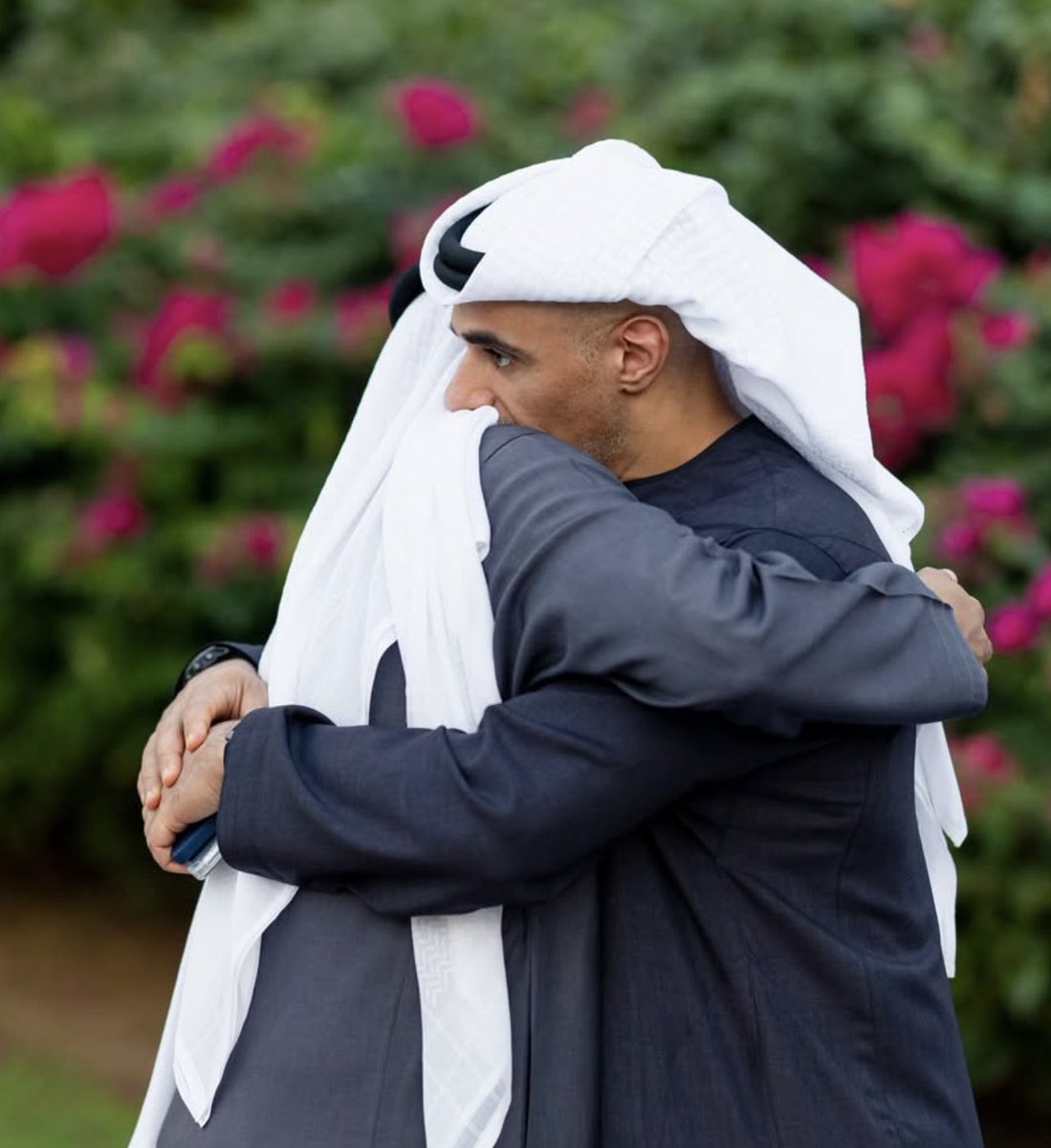 mahraalmuhairi's tweet photo. الأخ عضد أخيه وسنده، الله يحفظكم لبعض، ويسعد قلوبكم، ويديم بينكم المحبة والألفة، ولا يفرّقكم أبدًا🤍🤍 https://t.co/CQ9aWKyfaW