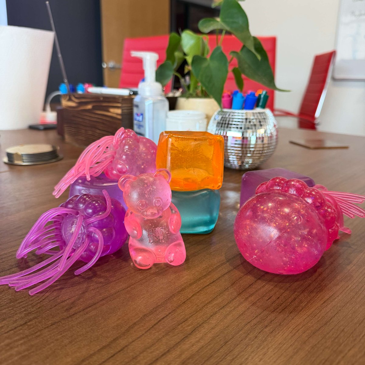 StuFeldtSr's tweet photo. You can never have too many office needohs https://t.co/PYFUNIrFQ4