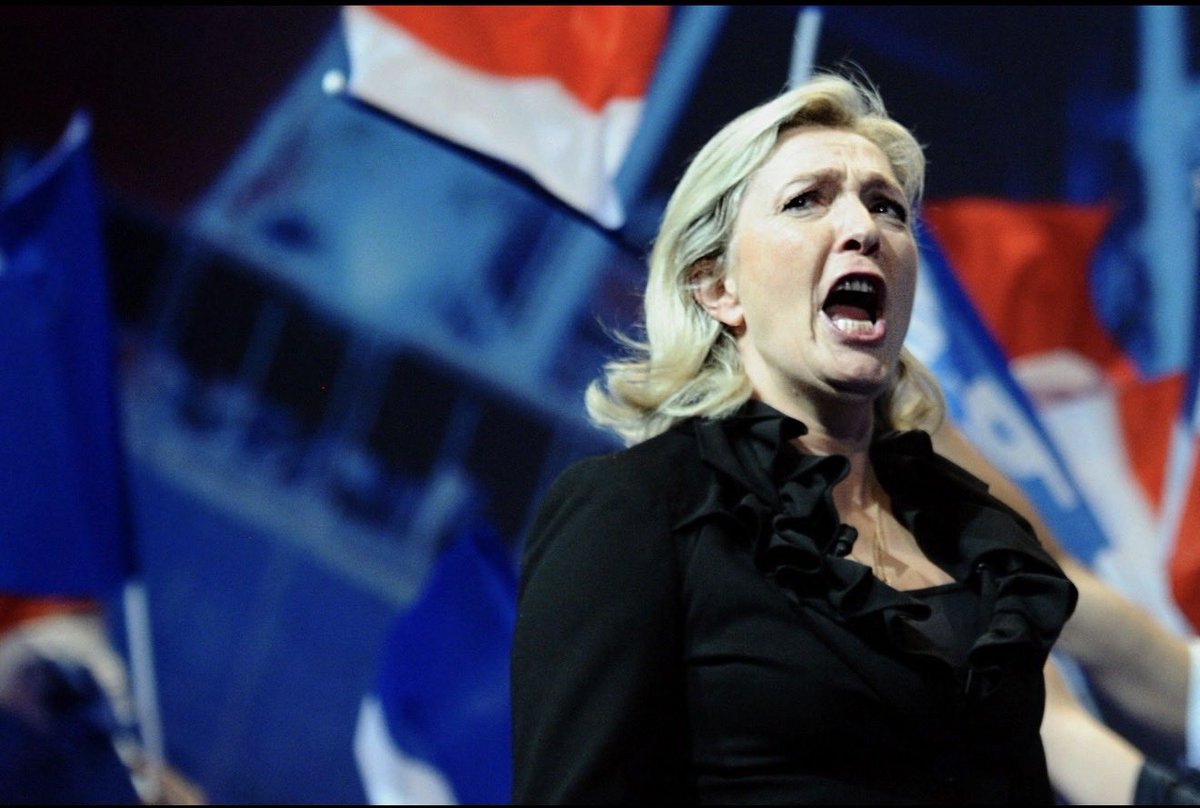 LeditoPolitique's tweet photo. CHASSE À LA TAUPE AU RN : MARINE LE PEN FURIEUSE 🚨

Selon plusieurs proches et cadres du RN qui nous parlent en off, Marine Le Pen n’aurait découvert les messages antisémites attribués à Jordan Bardella — qu’il dénonce comme des « faux grossiers » — qu’au moment de la publication de l’enquête de Mediapart.

Elle aurait sévèrement tancé Jordan Bardella de ne pas l’avoir prévenue et considérerait sa décision de ne rien dire comme une faute grave.

Furieuse et persuadée qu’on cherche à saborder sa campagne présidentielle de l’intérieur, elle aurait ordonné à tous les membres du parti de mener une vaste chasse à la taupe au sein du RN.

« Si des têtes doivent tomber, elles tomberont, d’où qu’elles viennent. »

Tous les regards se tournent désormais vers les possibles auteurs et autrices des fuites : anciens cadres évincés, anciens du FN, mais aussi membres du premier cercle.

Et surtout, un nom revient de plus en plus à voix basse : Marion Maréchal et son entourage.

Les tensions entre son camp, celui de Bardella et celui de Marine Le Pen sont réelles et documentées.

Sont également évoqués le clan de Philippe Olivier, qui est sa plume mais aussi son beau-frère, son entourage familial — notamment ses nièces — et politique, ainsi que plusieurs anciens du parti.

Mais Marine Le Pen ne souhaiterait pas croire que l’opération puisse venir de sa propre nièce, Marion Maréchal, qu’elle a littéralement vue naître.

Certains cadres, eux, en sont beaucoup moins convaincus et évoquent, en off, les méthodes peu scrupuleuses qu’ils attribuent à Marion Maréchal.

Au RN, la chasse à la taupe est donc ouverte.

Et plus personne n’est au-dessus des soupçons.