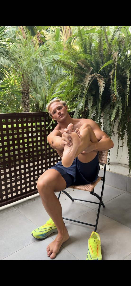 MasterrKenn's tweet photo. Who wants to sniff their blonde alpha gods feet 🦶🏻 https://t.co/IiBgbbuoMQ