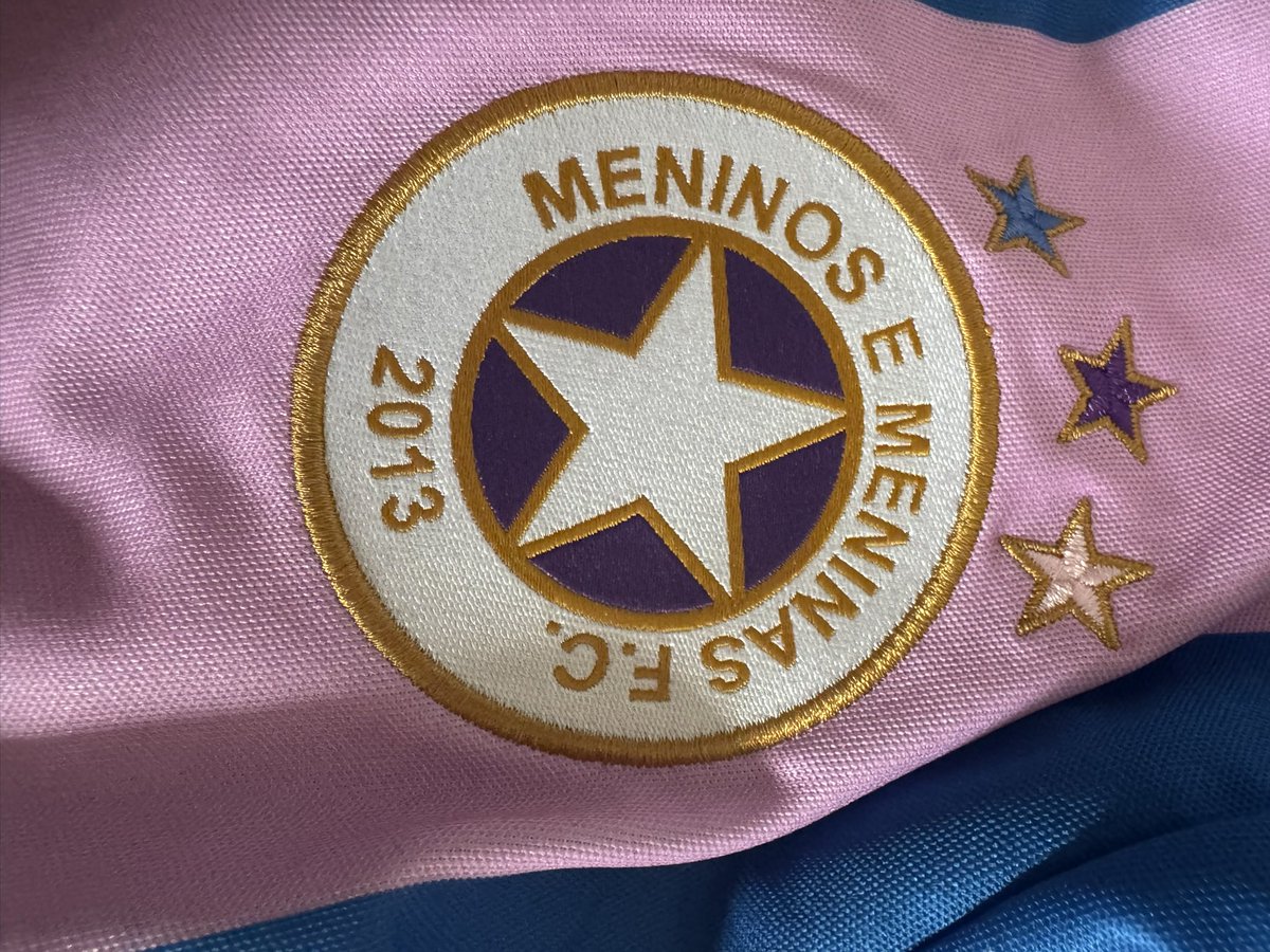 harryshouser's tweet photo. acabei de descobrir que a leva nova da blusa de meninos e meninas não tem o brasão todo bordada

OU SEJA

quem tem a de 2025 venceu 

2025x2026 https://t.co/tha2VDstaJ