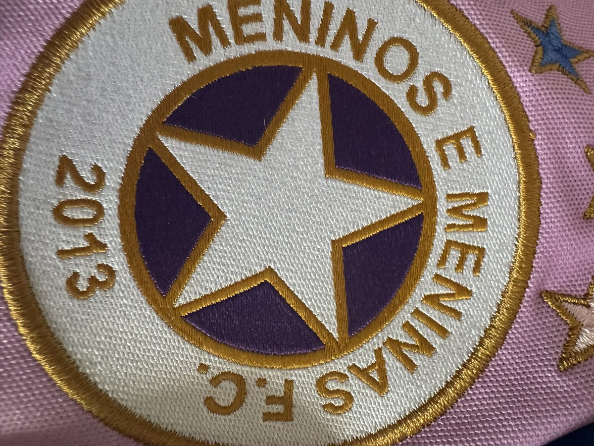 harryshouser's tweet photo. acabei de descobrir que a leva nova da blusa de meninos e meninas não tem o brasão todo bordada

OU SEJA

quem tem a de 2025 venceu 

2025x2026 https://t.co/tha2VDstaJ