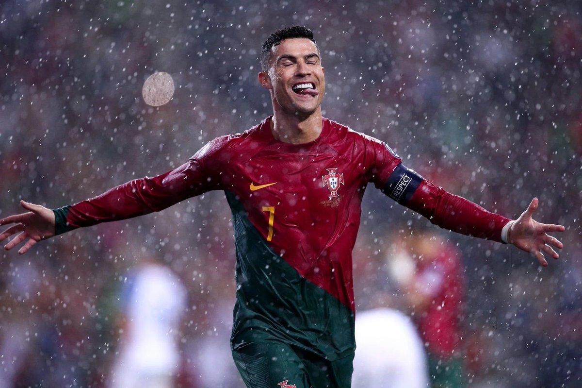 JOliveira10_'s tweet photo. O maior atleta da história deste país. 
A maior referência de qualquer português que sempre quis mais. 
Um ídolo global.
Portugal no mundo. 

O maior exemplo na história do desporto da importância de saber sair em grande.
Ninguém vence o tempo, o Cristiano perdeu esse “jogo” há quatro anos e o ego faz o resto, um rasto de destruição de imagem que não se coaduna com um dos maiores atletas da história do jogo. 

Que se acabe de vez com este filme triste que só prejudica a seleção e a imagem do melhor atleta que este país já viu e verá.