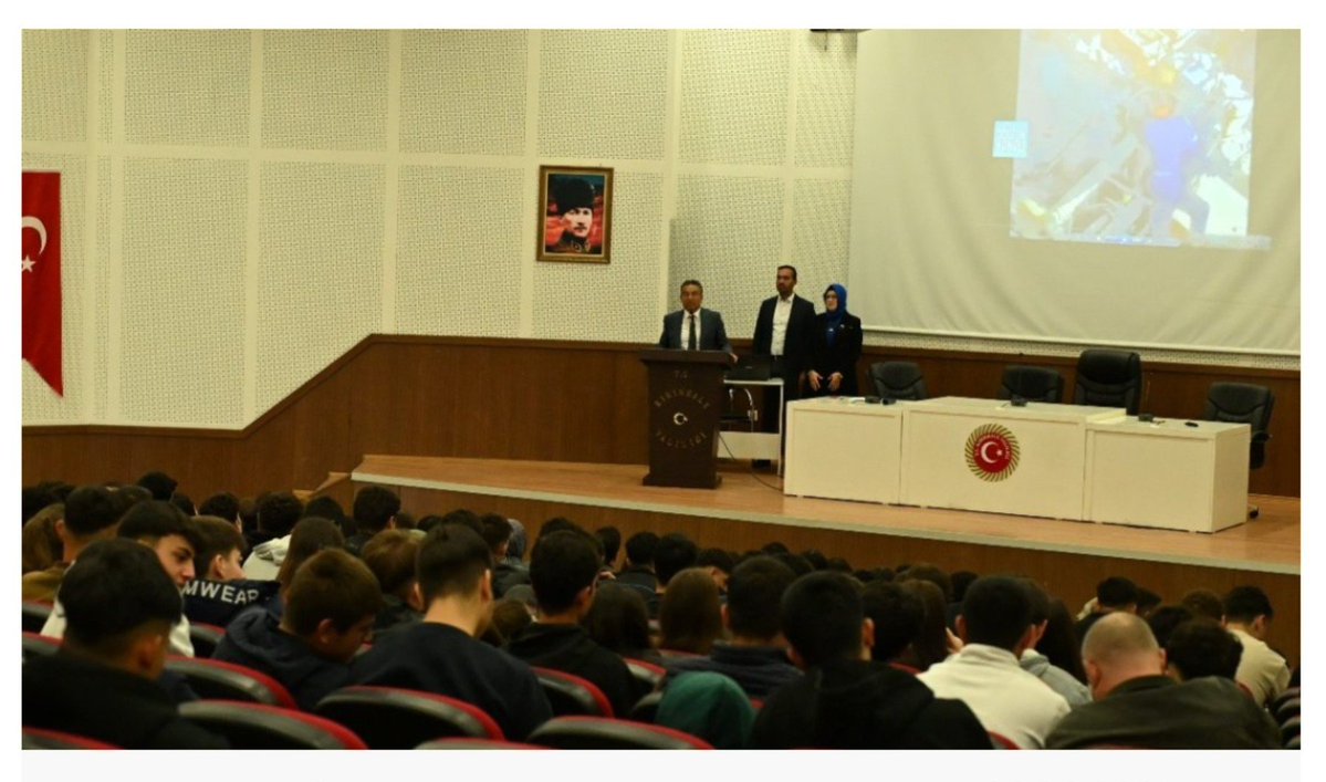 CirakStajFED's tweet photo. 📢 İŞ SAĞLIĞI VE GÜVENLİĞİ EĞİTİMİ YETMEZ; TAM KAPSAMLI SOSYAL GÜVENCE DE HAKLARIDIR!

@Akparti
@tcmeb
@tcmeb_mtegm
@kirikkalemem
@csgbakanligi
@adalet_bakanlik
@isikhanvedat
@yusuf_Tekin
@itokurumsal
@ATOkurumsal
@SekibAvdagic
@GurselBaran

Kırıkkale’de mesleki ve teknik liselerimizin 12. sınıf öğrencilerine yönelik düzenlenen "İş Sağlığı ve Güvenliği Farkındalık Eğitimi" etkinliğini memnuniyetle takip ettik. Gençlerimizin çalışma hayatına adım atarken tehlikelere karşı bilinçlendirilmesi, ergonomiden yangınla mücadeleye kadar eğitilmesi şüphesiz ki çok kıymetlidir.

Ancak buradan yetkililere ve tüm kamuoyuna bir kez daha sesleniyoruz:
Erken yaşta iş hayatının zorluklarıyla tanışan, fabrikalarda, atölyelerde ve işletmelerde ter döken evlatlarımıza yalnızca İSG eğitimi vermek yeterli değildir!

İş yerinde sorumluluk alan, fiilen çalışan ve üretime katkı sunan bu gençlerimiz, sadece "iş kazası ve meslek hastalığı" sigortasıyla sınırlı tutulamaz. Çalışma hayatına fiilen adım atan her bir gencimizin, emeklilik aşamasına esas olan TAM KAPSAMLI SOSYAL GÜVENCEYE kavuşturulması anayasal bir haktır ve devletin asli görevidir.

Yıllardır mücadelesini verdiğimiz Staj ve Çıraklık Sigortası Mağduriyetinin temelinde de tam olarak bu gerçek yatmaktadır: "Fiili çalışma varsa, tam sigorta da olmalıdır!"
Çocuklarımıza iş yerindeki riskleri öğretirken, onların geleceğini ve emeklerini güvence altına almamak büyük bir eksikliktir. Gençlerimizin staj ve çıraklık dönemindeki ilk işe giriş tarihlerinin uzun vadeli sigorta kollarına  esas başlangıç sayılması, hem sosyal adalet hem de mesleki eğitimin özendirilmesi için şarttır.!

Gençlerimizi sadece iş hayatının risklerine değil, güvenceli bir geleceğe de hazırlayalım!

3308 İle İş Barışı
#StajyerçırakBütçeye