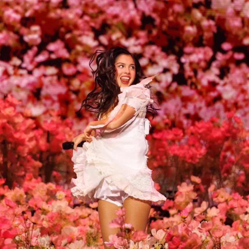 wonderlivs's tweet photo. she’s a literal fairy <3 https://t.co/1qDzfplX50