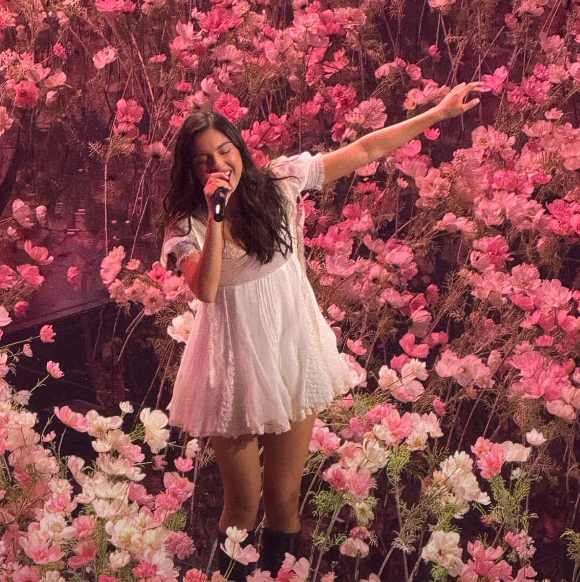 wonderlivs's tweet photo. she’s a literal fairy <3 https://t.co/1qDzfplX50